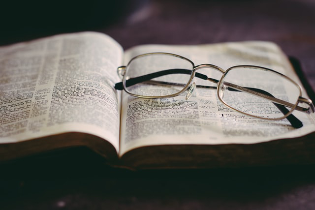 古い本と眼鏡
